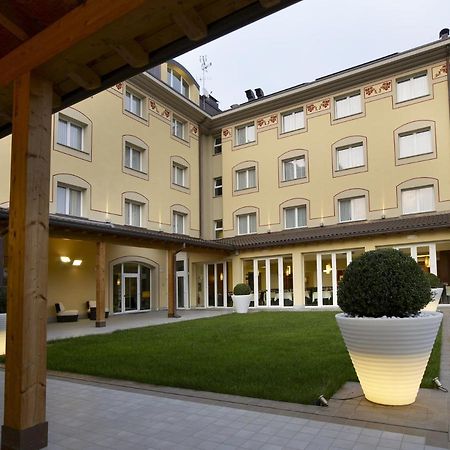 Virginia Palace Hotel Garbagnate Milanese Esterno foto