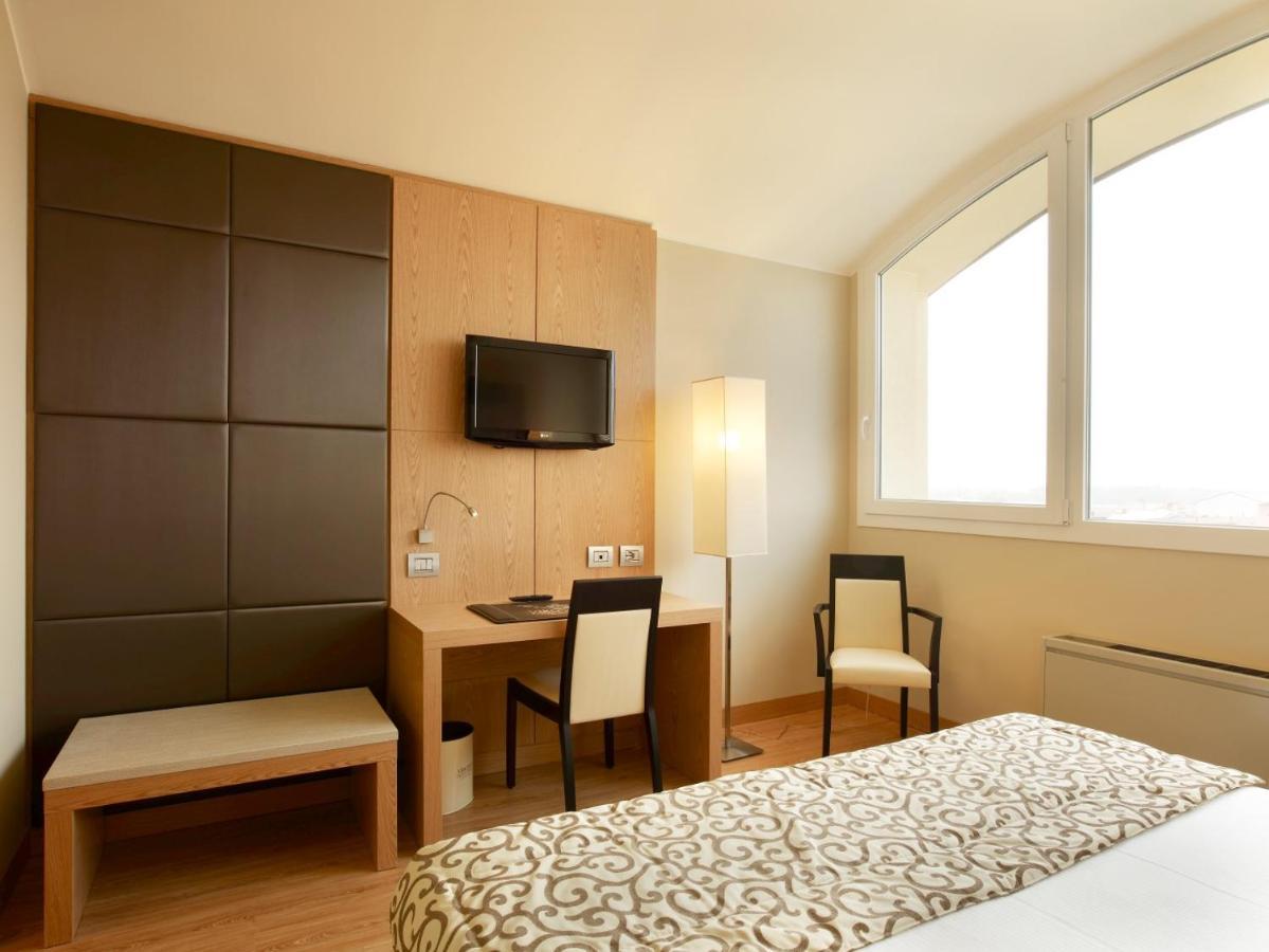 Virginia Palace Hotel Garbagnate Milanese Esterno foto