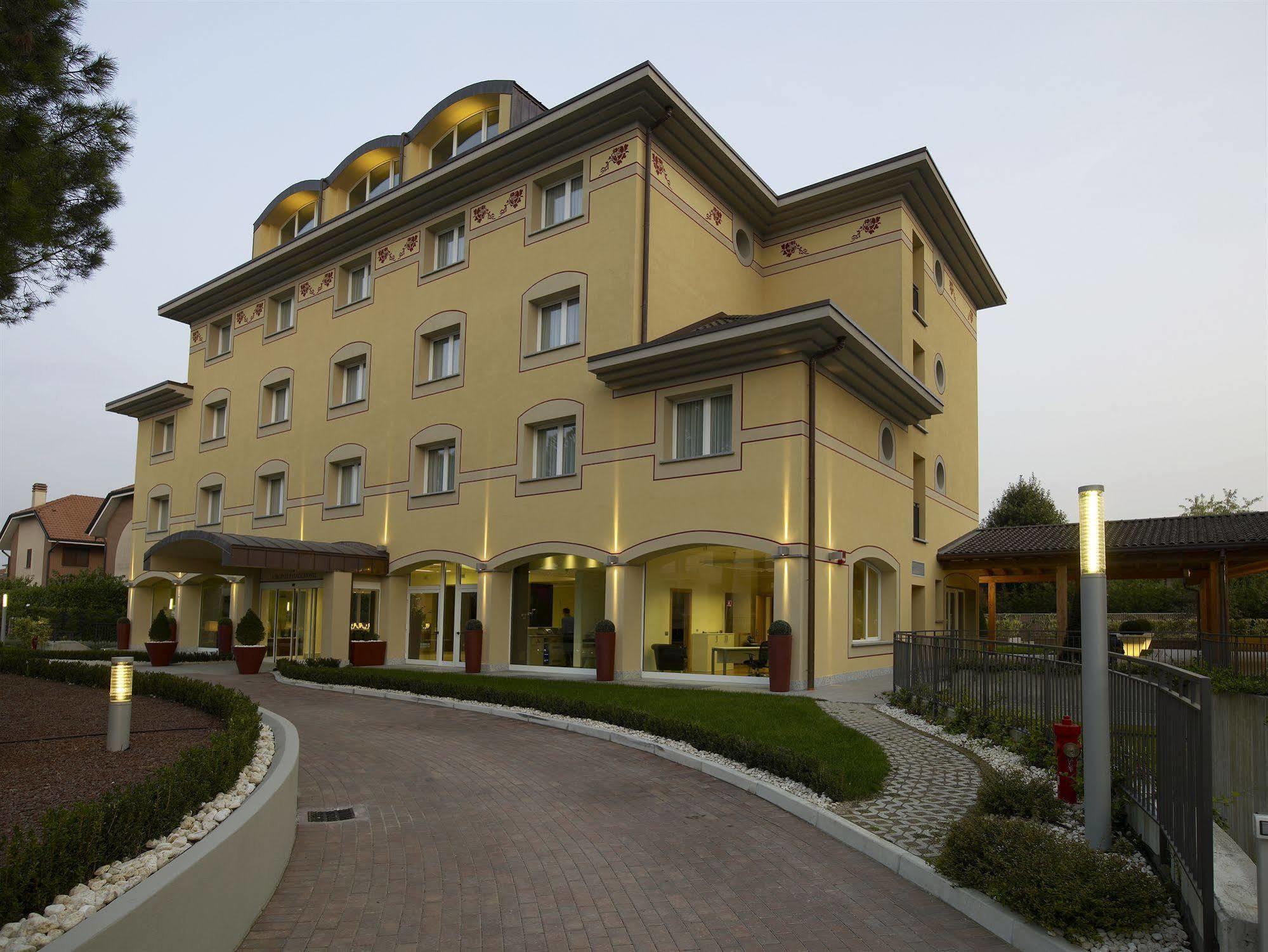Virginia Palace Hotel Garbagnate Milanese Esterno foto